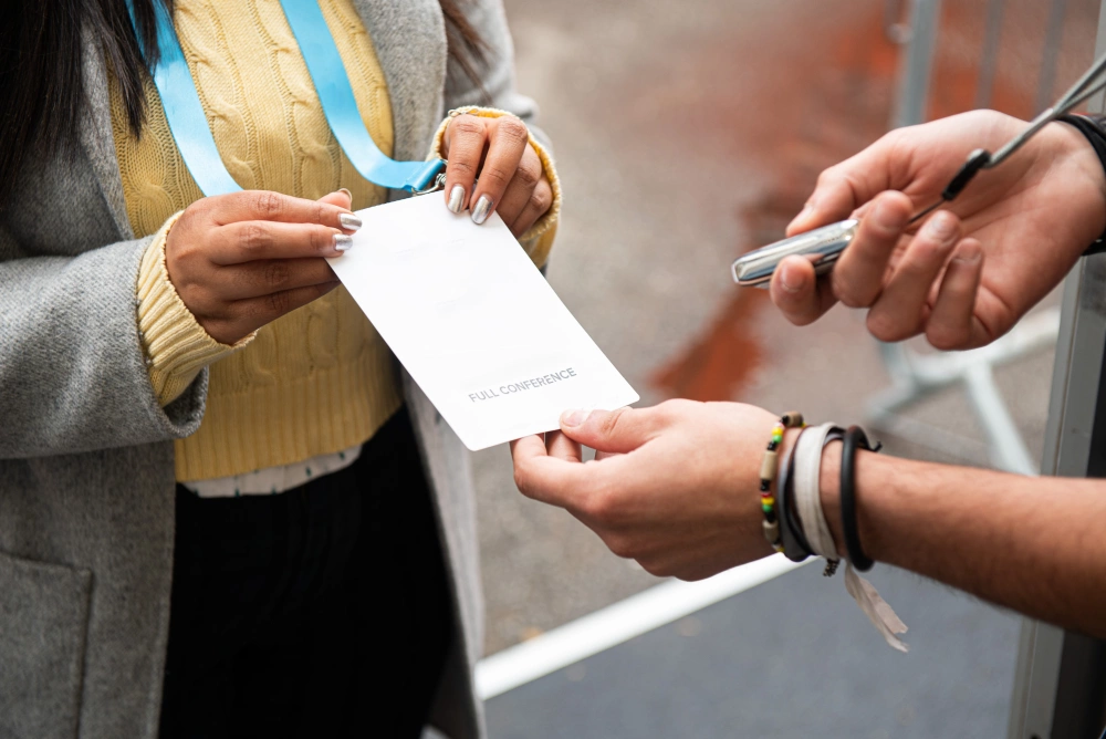 Foto van een gast die een toegangsticket laat scannen aan de inkom van een event